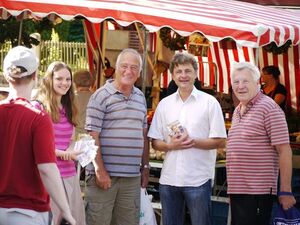 Dr. Frank Mentrup (2.v.r.) während seiner Sommertour - hier in Rüppurr